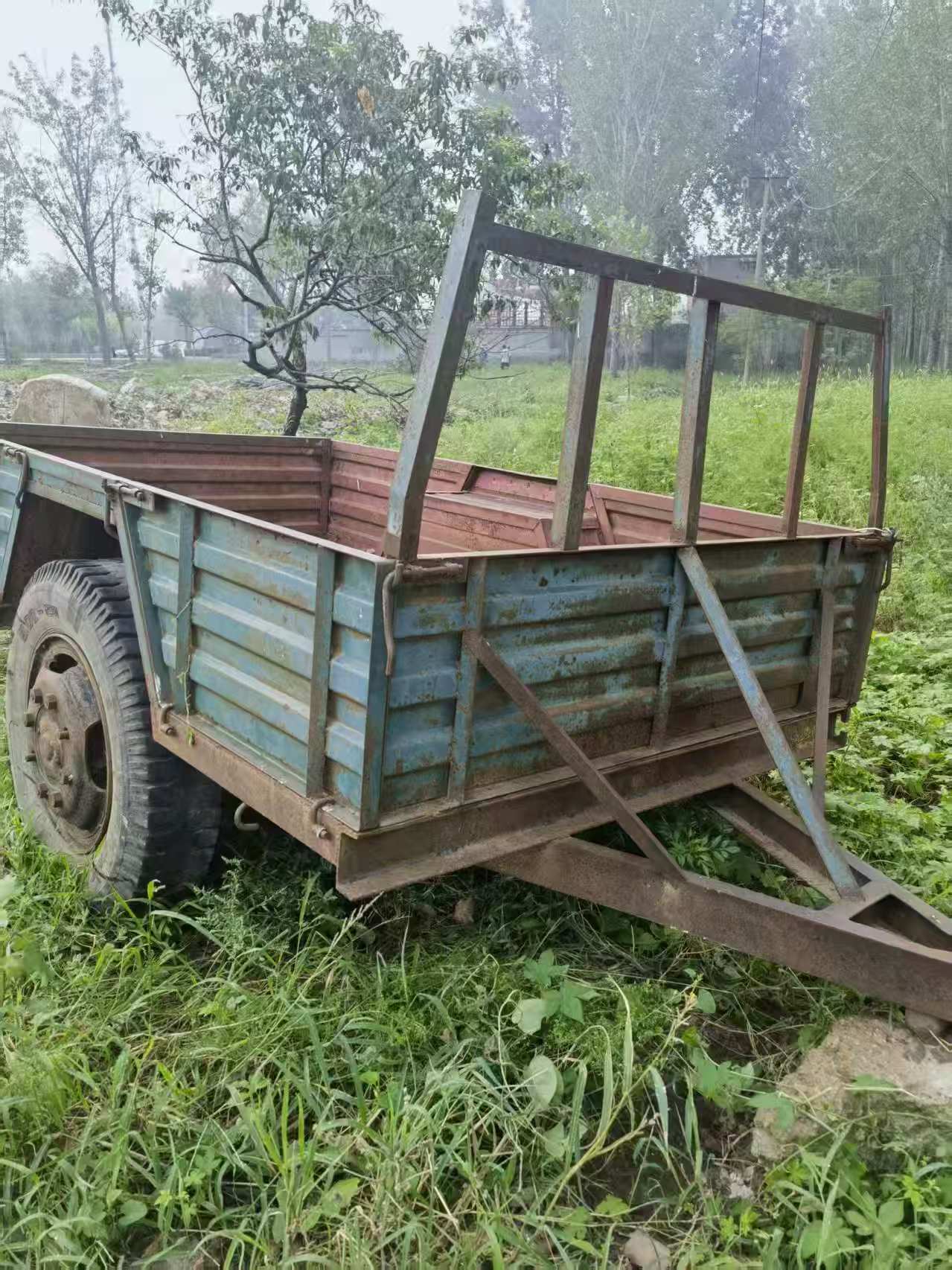 拖拉机车斗。长2米六。宽1.8，车头卖了，用不到。900轮胎，没顶！现寄卖价18