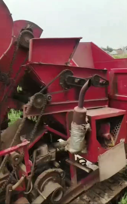 履带两行收玉米机，性能完美，随时现场试车就行，无敌战车，地址：山东省新泰市楼德银