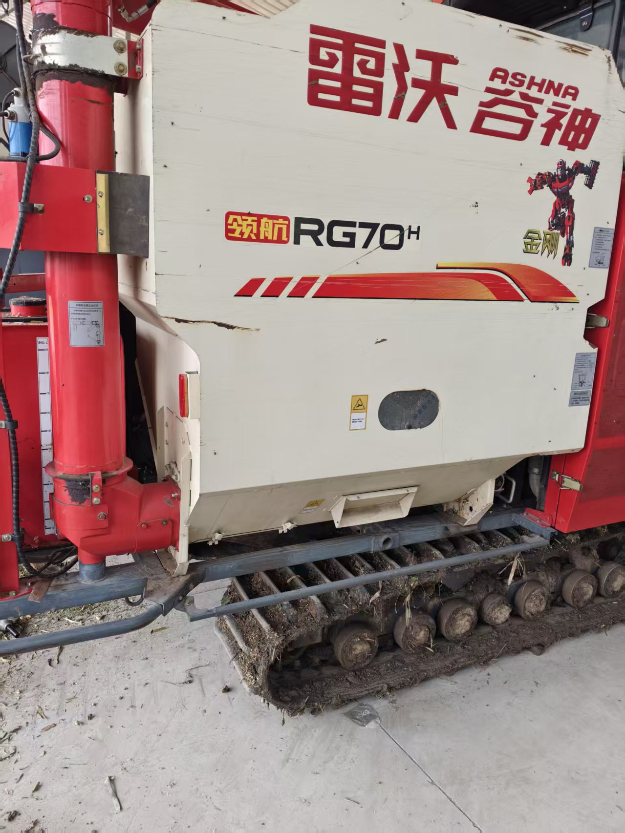 22年的小麦履带70。刚买的玉米籽粒割台。装好后没司机干。转让，寄卖，支付微信（