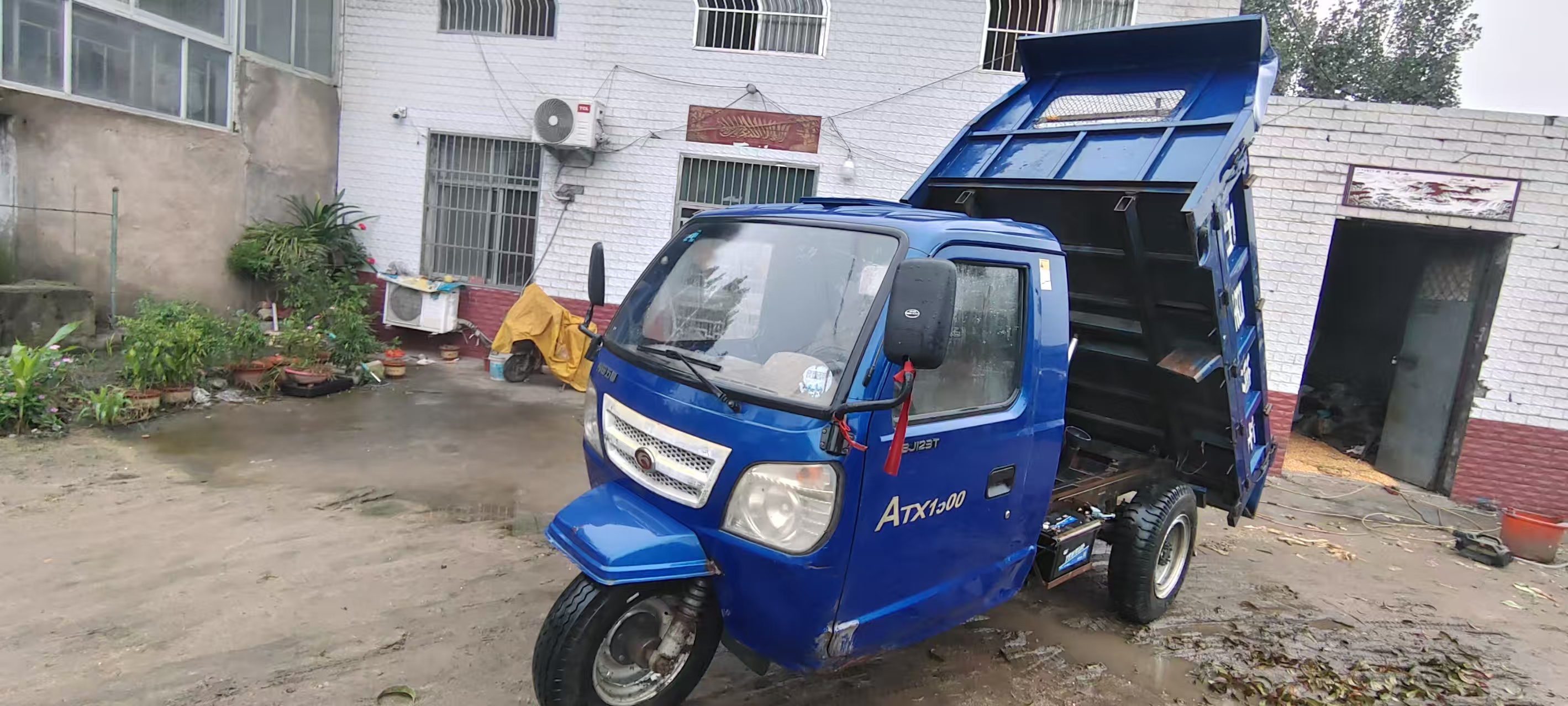 福田自卸三轮车，六挡，常柴24马力的柴油机，四根大架子，加重型，车斗长二米五，宽