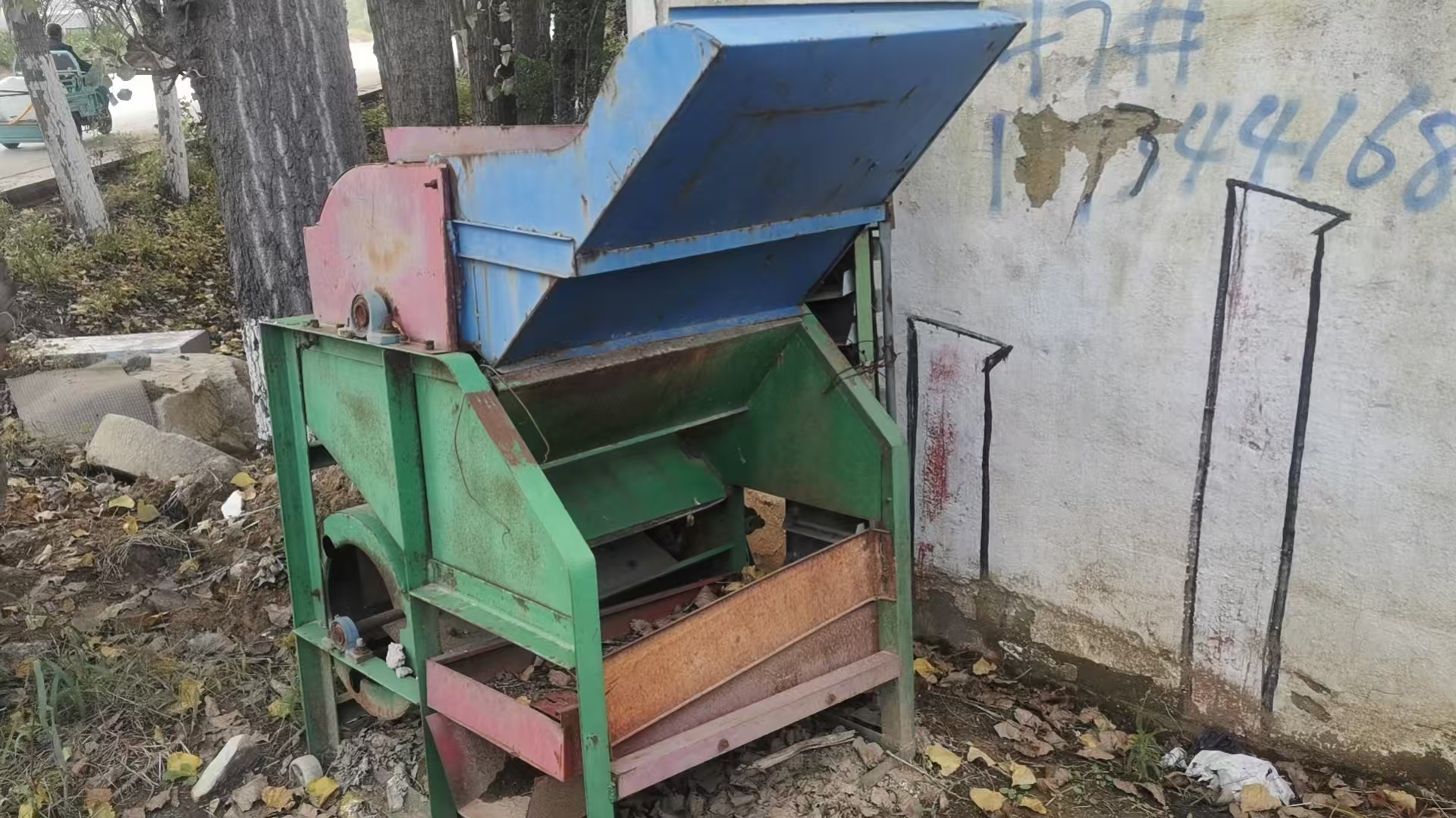 花生脱秧机就用过一次，便宜处理了，新机子1800元，闲置，现寄卖四百五十百块钱，