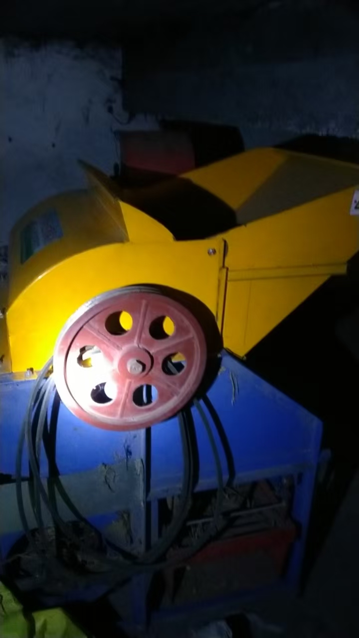 九成新摘果机一台，青岛鑫千木，只用了一季，和新的一样，闲置，现寄卖1700元，支