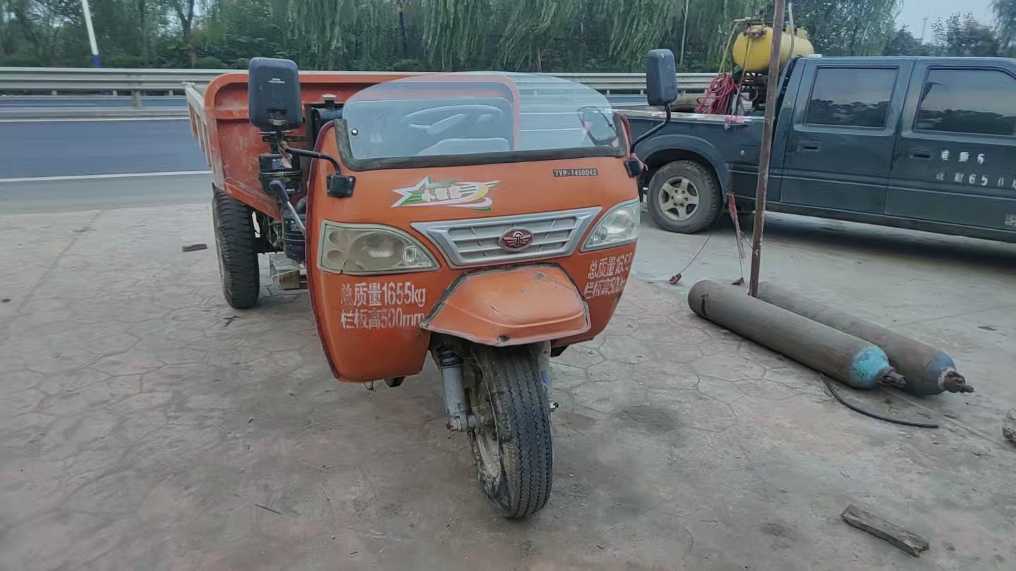 五征小银虎22马力，高低速8档斗长2.2X1.5原车轮胎3条很新，原价2100元