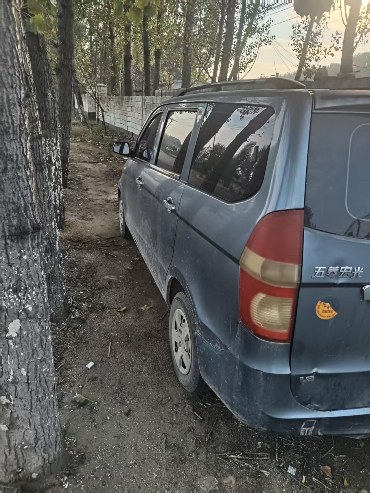 14年五菱宏光，审车到明年3月份，没保险，寄卖价4000元，电话：1531811