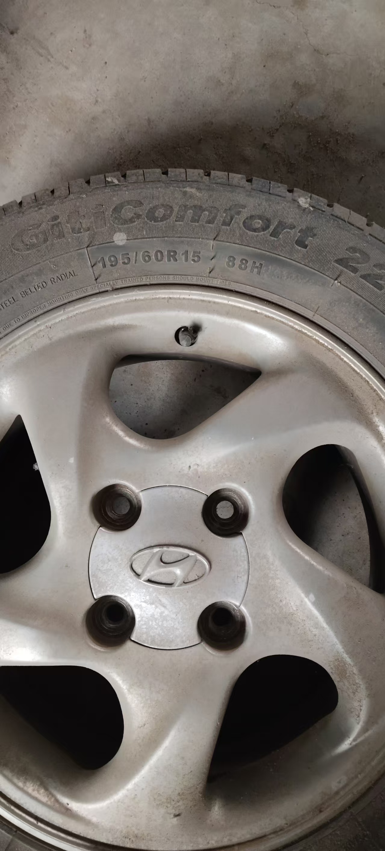 伊兰特轮胎，型号195-60-15带轮毂卖